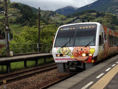 これがアンパンマン列車。もちろん側面も車内もアンパンマン一色でした。