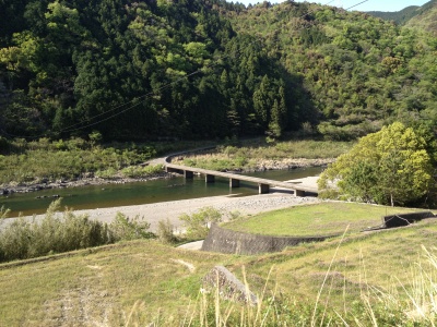 四万十川には、このように欄干がなく高さの低い橋がいくつもあります。「沈下橋」と呼ばれており、洪水時に邪魔にならないような構造になっています。