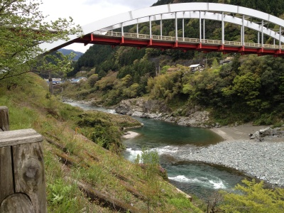 大歩危駅から遊歩道があり、そこから見た吉野川の様子です。もう少し下流（小歩危寄り）のほうが大きな岩が多くて見ごたえがあったかも。