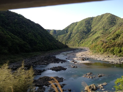 トロッコ車両から見た四万十川。このあたりでS字に蛇行している場所というガイドさんの解説がありました。