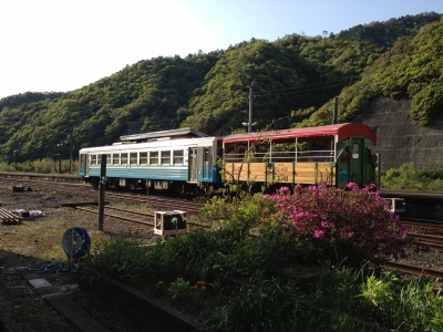 こんな感じで、普通の気動車に貨車を改造したトロッコ車両を連結しています。