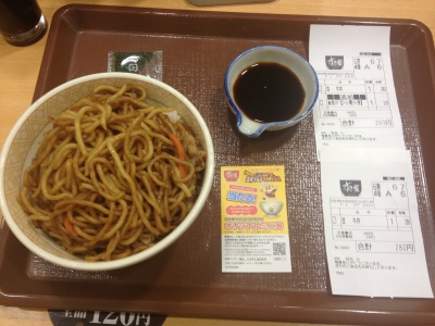 これが出てきたやきそば牛丼。焼きそばの下に普通の牛丼が隠れています