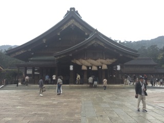 こちらが拝殿。なお本殿は遷宮中のようでした