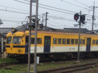 帰りに乗った元南海電鉄の車両。この写真ではそれほどボロに見えないかもしれませんが、塗装があちこち剥げています