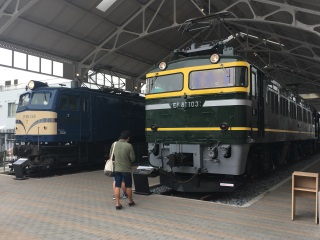 EF81とEF58。EF81はトワイライトエクスプレスの牽引を担当していました