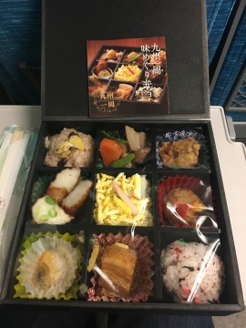 九州一周味めぐり弁当。九州7県の名物が1〜2品ずつ入っていました