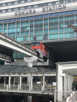 小倉駅。モノレールが駅ビルの中に突入している感じです