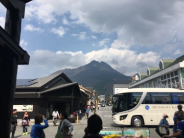 由布院駅正面に由布岳がきれいに見えました