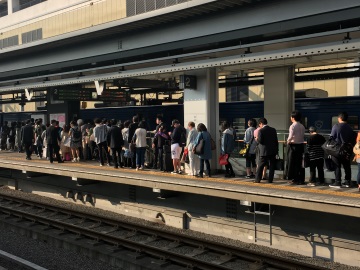 大分駅。ソニック46号自由席を待つ人であふれています