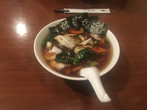 注文したラーメン。通常の商品に海苔が追加されています