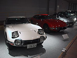 トヨタ2000GT前後期とヨタハチ。赤い2000GTは曰く付きみたいだよ。