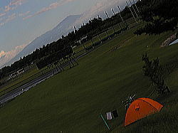 幕営地の運動公園と鳥海山