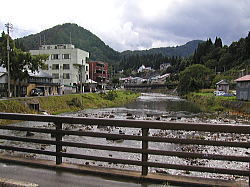 到着!温泉街真ん中を流れる銅山川