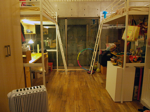 photo:子ども室となる部分から吹抜けの方向をみたところ