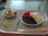 レストランはカフェテリア形式です。