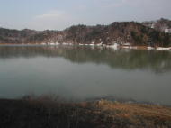 桂沢湖。湖面は雪解け水で濁っています。