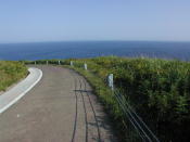 ここ、かなりの急坂なのです。海が青い。。。