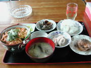 奥尻島を離れる前に「ウニ丼」を♪