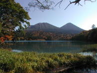 紅葉のオンネトーです。キレイです♪