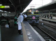 「トワイライトEXP」入線。このような食堂クルーの様子が見られるのは大阪駅だけに。。