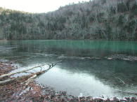 「湯沼」です。日も陰ってきて寒い。。。湖面はすでに凍っています。
