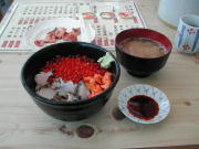 三色丼で昼食タイム