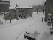 朝・・・。ダイヤモンドダストうんぬんより、凄い積雪です。。。(^^;