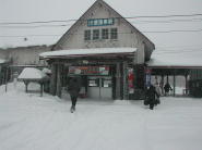川湯温泉駅です。右端が足湯です。
