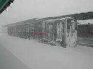 知床斜里駅構内の様子。さっき乗ってきた「しれとこ」の車両が吹雪で霞んで。。。