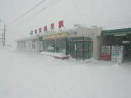 地吹雪の中の知床斜里駅。。