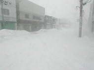 地吹雪で真っ白の、駅前通りの風景。。