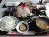 「タラバガニ定食の刺身」です。タラバの刺身、めっちゃ美味しかったです〜♪