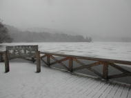 例年通り、オンネトーはまだ氷結したままで雪が湖面に積もっていました。季節はまだ冬かも。。