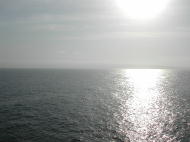 太陽がまぶしいけれど、奥尻島の姿がうっすらと・・・♪