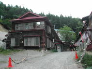山間の温泉宿である、かんの温泉。奥に新館があります。