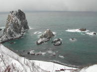 冬の荒々しい日本海の島武意海岸