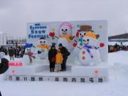 この雪像だけが、妙にカラフルでした。