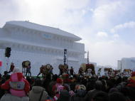 雪像の前で和太鼓の演奏が♪