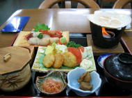 レストハウス「ところ」で夕食タイム。ホタテづくし定食です(^^)。