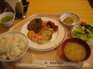 今夜の夕食です。バイキング形式です。