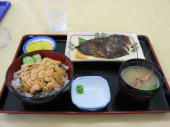 昼食は「おろろん食堂」の、ウニ丼♪