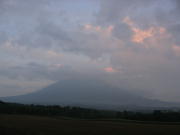 羊蹄山の山頂に雲・・・(T^T)