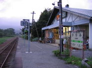 夕暮れ時のホーム