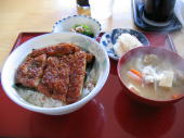 卵で閉じない訓子府の「カツ丼」