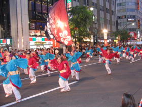 所狭しと踊りまくります