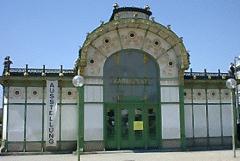 カールスプラッツ駅