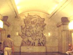 スモーレンスカヤ駅ホームの彫刻