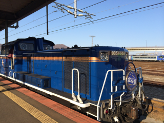 函館から札幌まで、2両のディーゼル機関車です