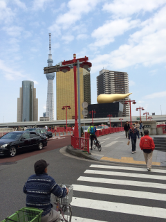 メトロ浅草駅から地上に上がって最初に見えた景色