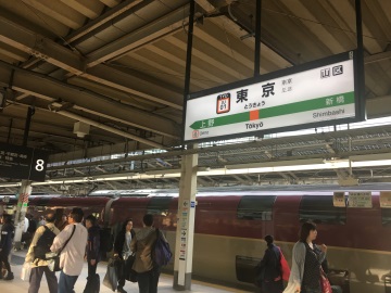 東京駅。駅ナンバリングでにぎやかな駅名標になりましたね